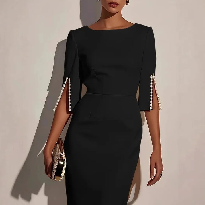 LUCIA - ELEGANTE JURK MET OPEN MOUWEN GERAFFD MET PARELS